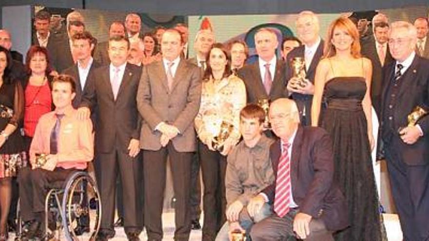 Los deportistas premiados posan al término de la Gala Provincial del Deporte