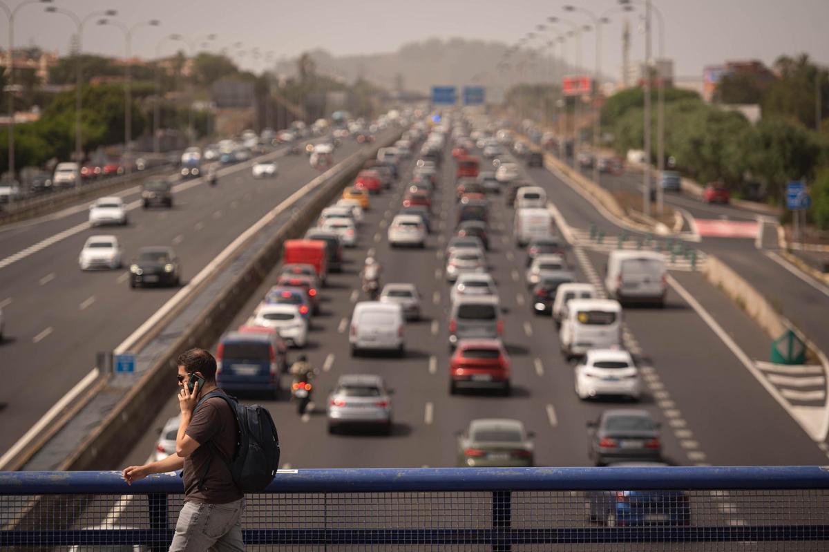 Cola de vehículos en la TF-5 en sentido Santa Cruz.