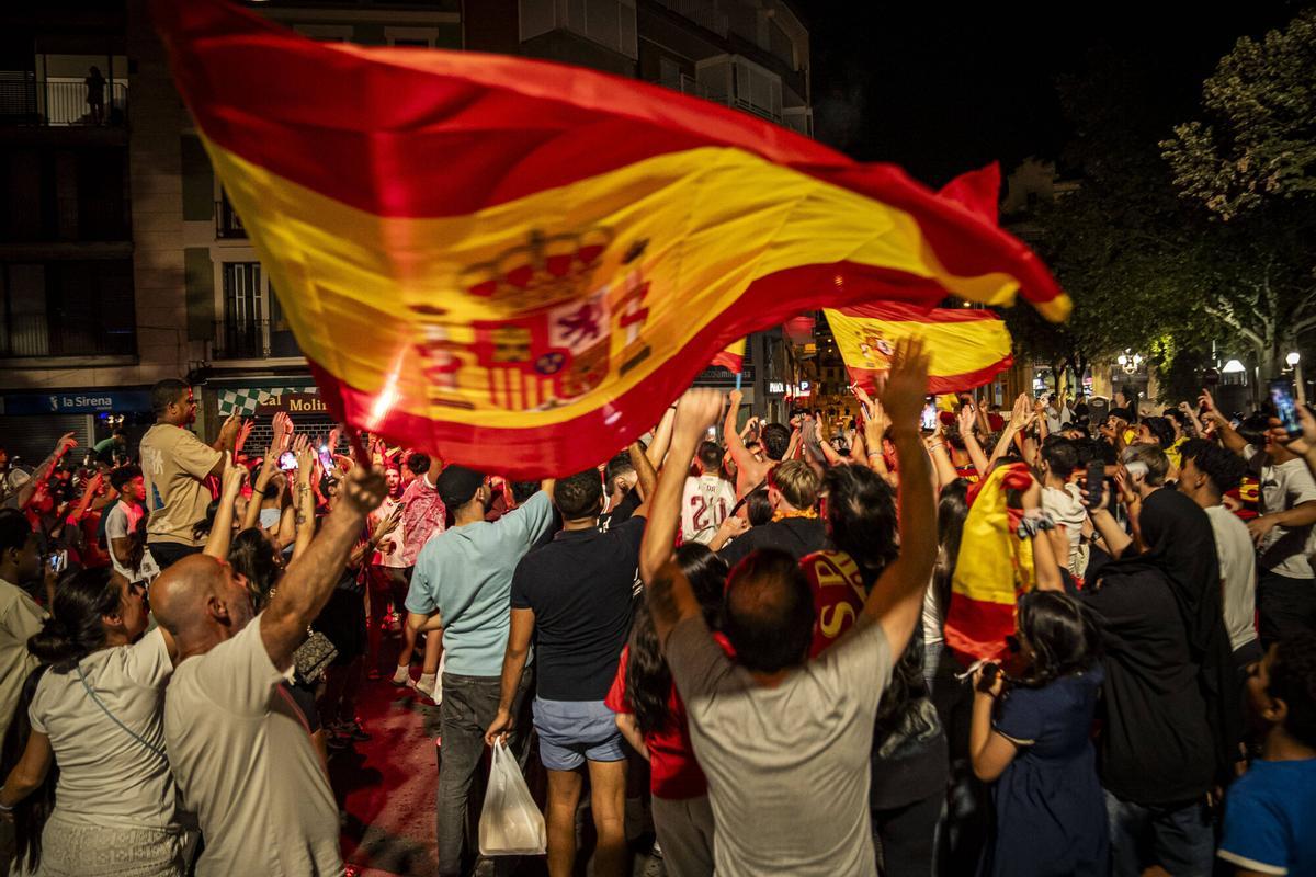 Les millors imatges de la celebració a Manresa del triomf de la Roja al Mundial
