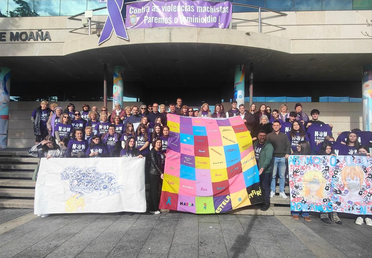 Representantes políticos, del IES A Paralaia y de los colectivos de mujeres, en el acto oficial en Moaña.
