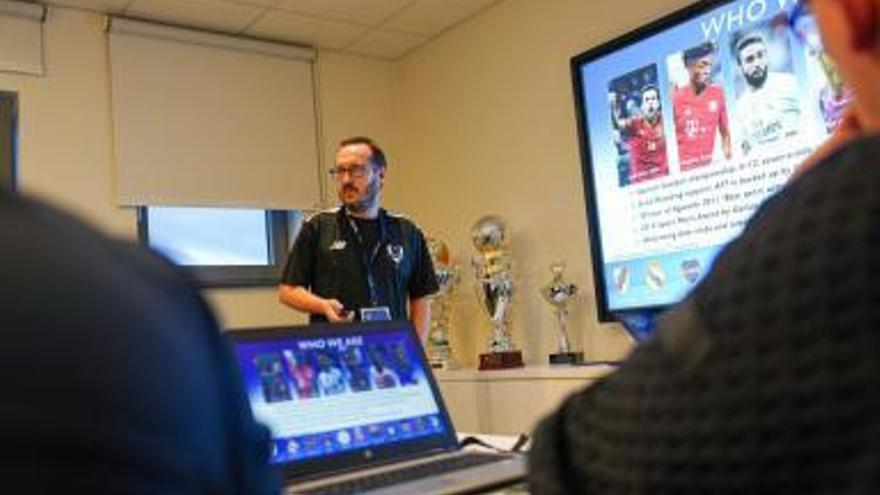 Alberto Diz durante la exposición en las instalaciones del Genk de las características del AF7. |  // FDV