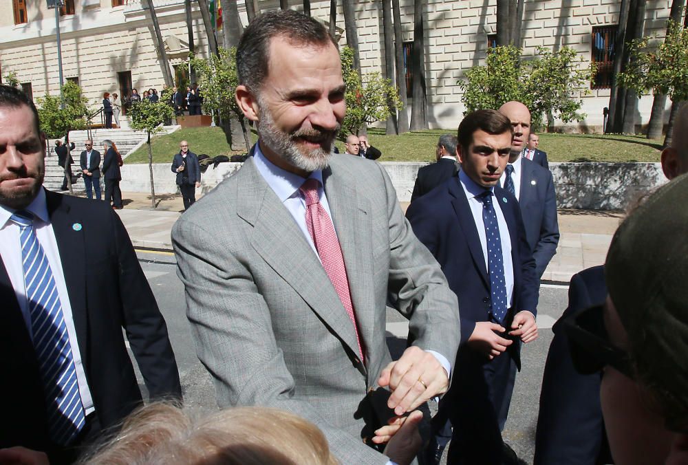 El rey se mostró muy amable con el público alrededor del Palacio de la Aduana, antes y después de su visita al Museo de Málaga.