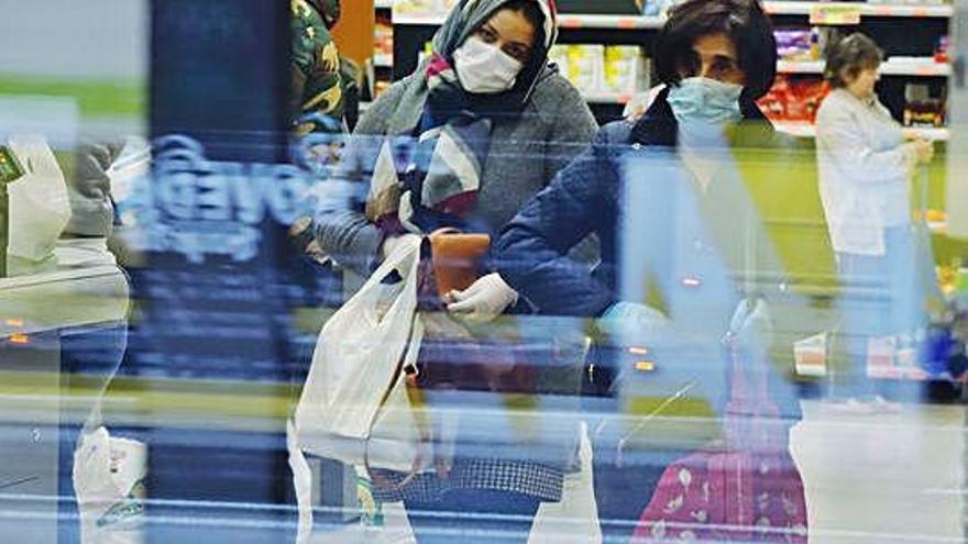 Menos colas, pero mayores precauciones en los supermercados.