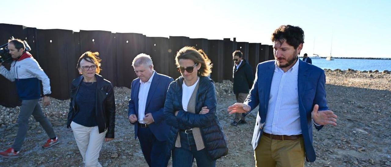 Un momento de la visita de la ministra a la Caleta del Estacio.