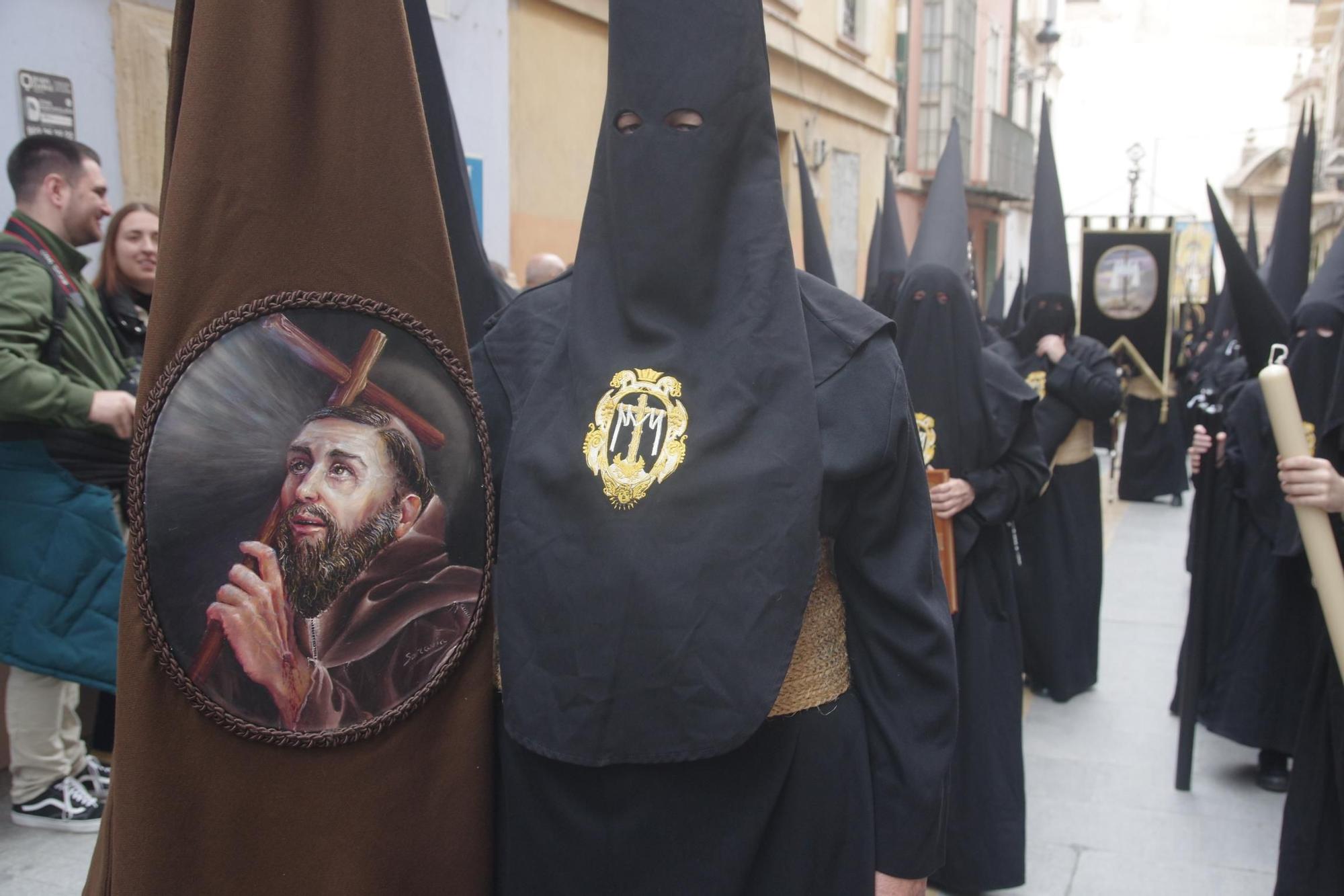 Salida de la Hermandad de la Santa Cruz en el Jueves Santo de Málaga.