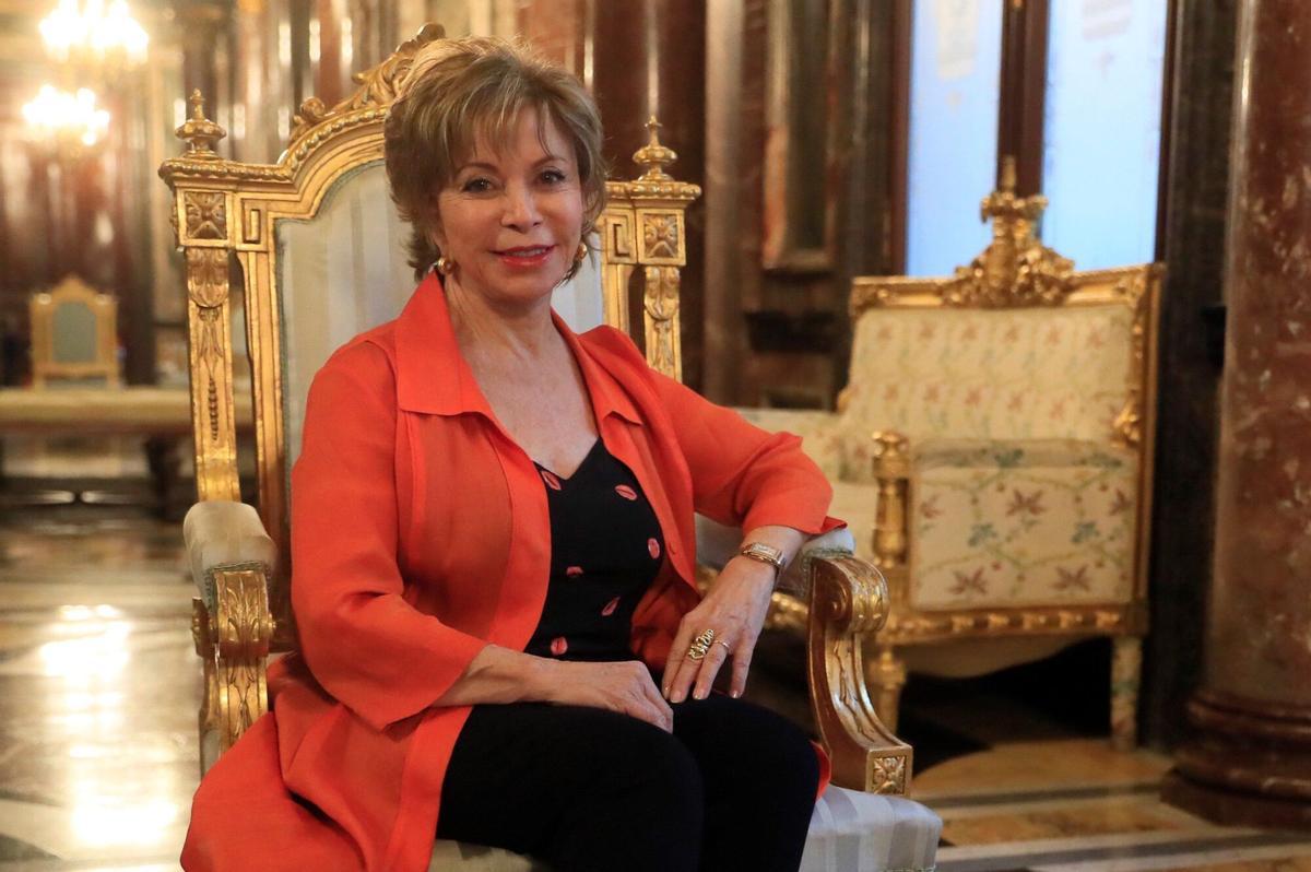 GRAF9269. MADRID, 27/05/2019.- La escritora chilena Isabel Allende considera, en una entrevista concedida a Efe, que la "resistencia" al inmigrante siempre ha existido y que, desgraciadamente, es "una condición humana el defender lo propio, el nacionalismo", un tema que ha abordado en sus más recientes novelas, como la última en la que habla del exilio republicano español "Largo pétalo de mar". EFE/Fernando Alvarado