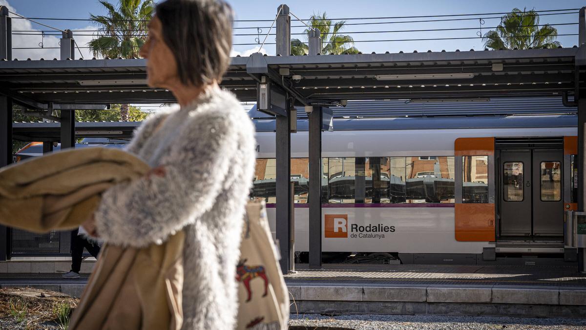 Una pasajera espera el tren en la estación de Mataró de la línea R1 de Rodalies.