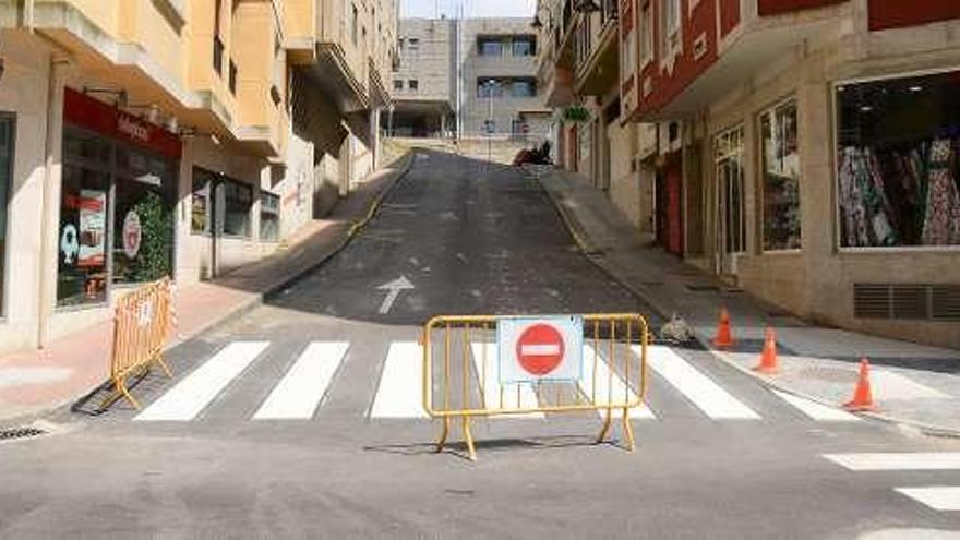 La presencia de coches en la vía dificultó algunos trabajos. // G.Núñez