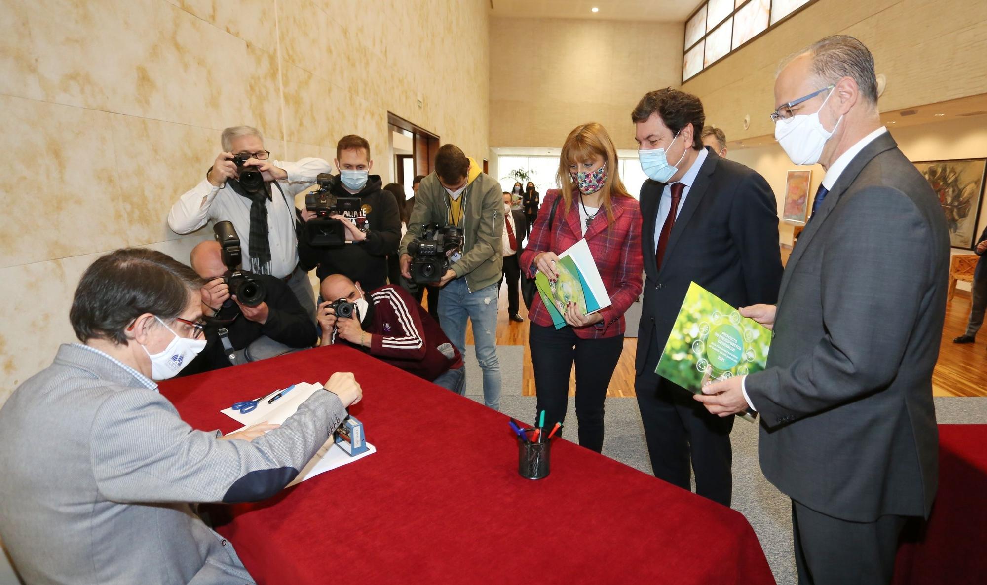 El registro del proyecto de ley Presupuestos en las Cortes de Castilla y León, en imágenes