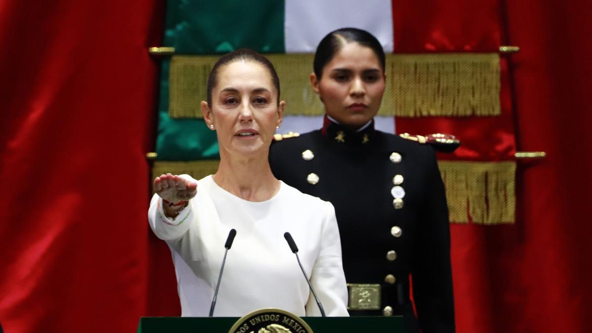 La presidenta de México, Claudia Sheinbaum, toma posesión del cargo.