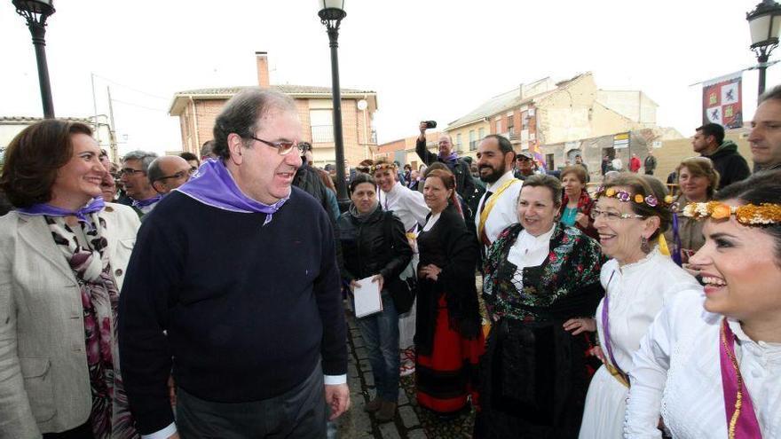 El presidente de la Junta de Castilla y León, Juan Vicente Herrera, participa en la celebración del Día de Castilla y León, en Villalar de los Comuneros (Valladolid). Junto a él, la presidenta de las Cortes, Josefa García