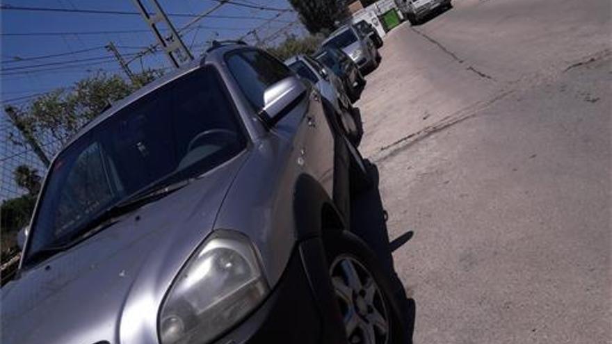 Buscan a un vándalo por pinchar ruedas de 11 coches en Benicarló