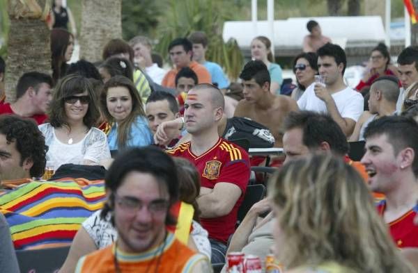 La afición zaragozana apoya a España en su debut en Las Playas