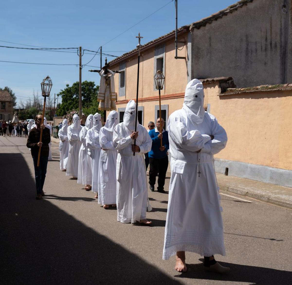 Los penitentes de Villarrín avanzan descalzos por Pajares. | Emilio Fraile