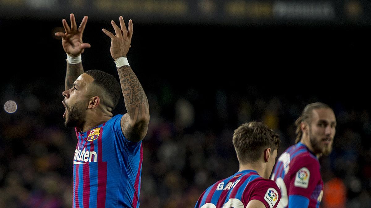 Memphis anima al público del Camp Nou tras anotar el penalti