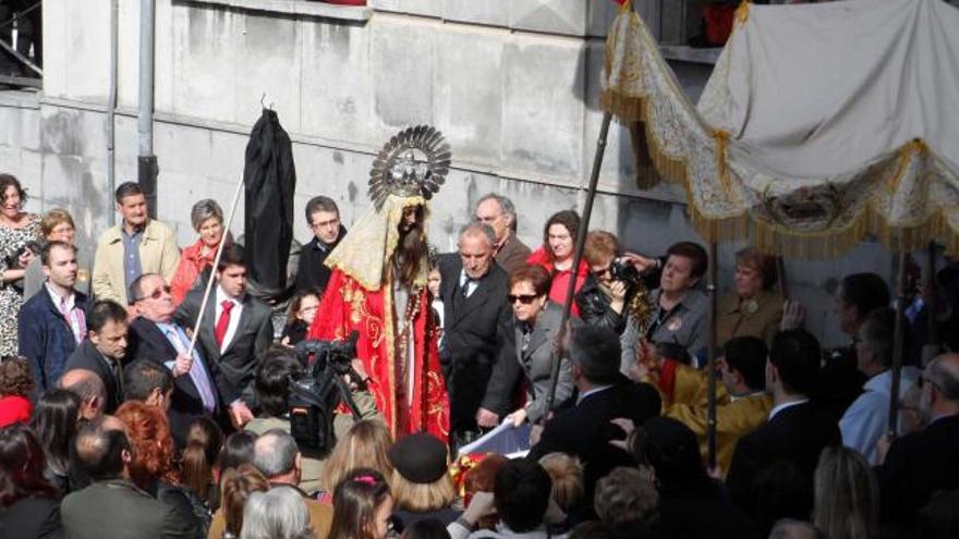 Un cámara rueda el momento en el que se le retira el velo a la Virgen en Candás el Domingo de Pascua.