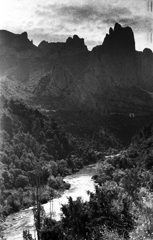 El río Gállego desciende por la Hoya de Huesca, cerca de Murillo de Gállego.