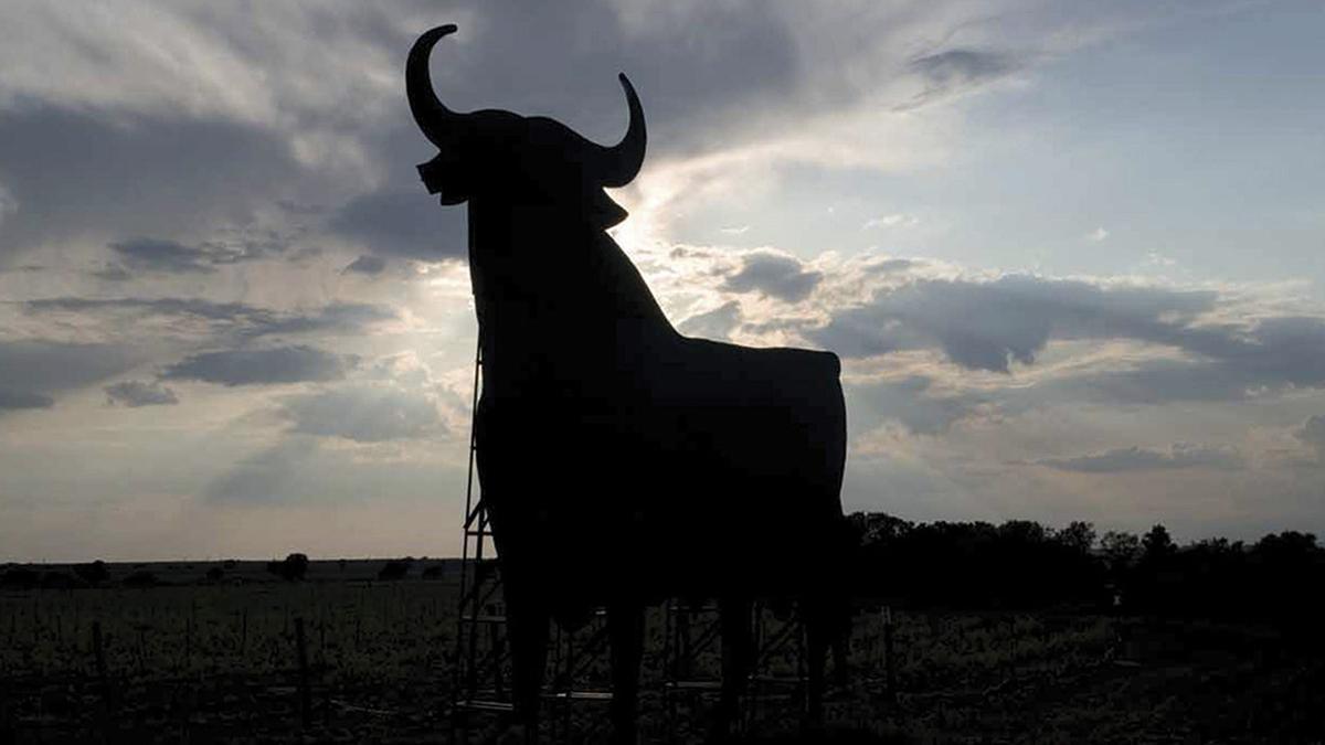 Derriban un toro de Osborne por considerarlo "exaltación del españolismo"