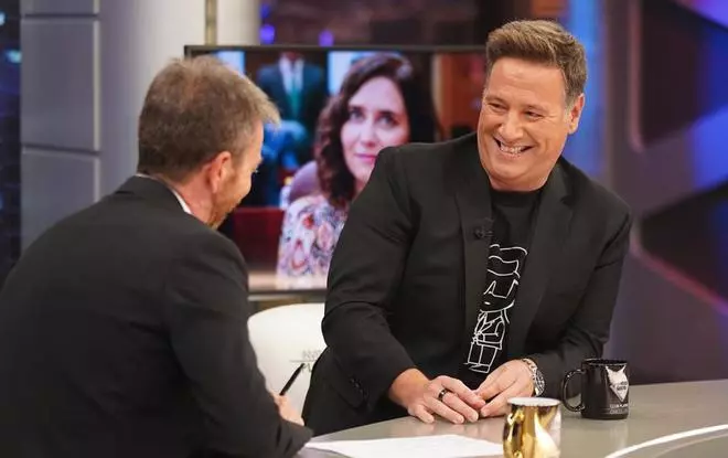 Carlos Latre 'Como un lobo' contra Miguel Bosé en 'El Hormiguero'