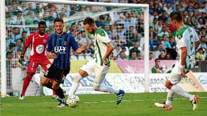 Cristian Herrera pressiona el central Deivid durant el partit de dimecres a l&#039;Arcángel.