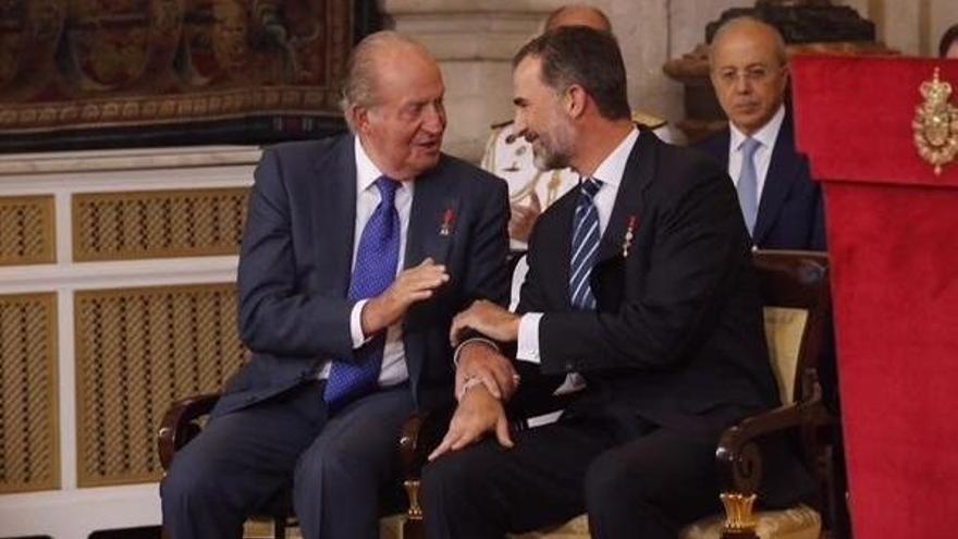 El Rey Juan Carlos y el Rey Felipe.