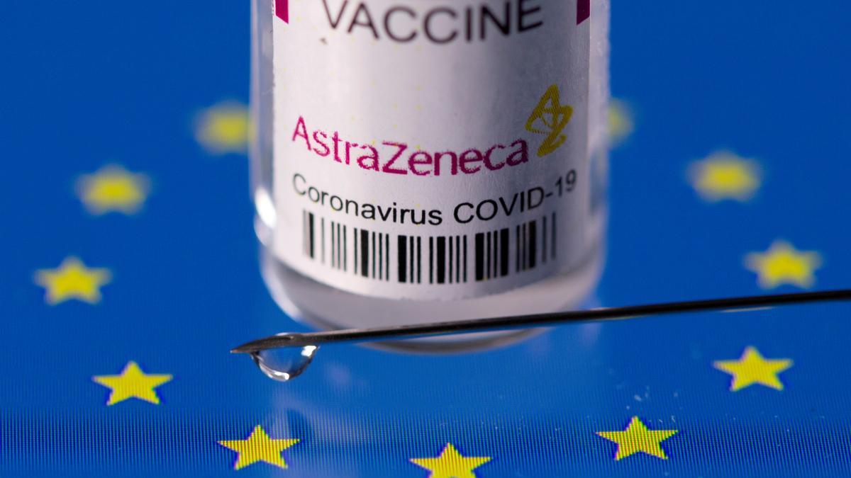 Vial de AstraZeneca sobre una bandera de la UE.