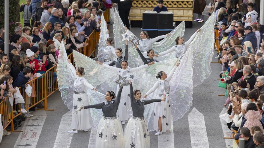 Los Reyes Magos son recibidos por miles de personas en su recorrido por Torrevieja tras su llegada en barco al puerto