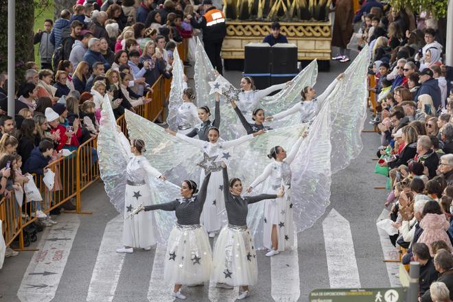 Los Reyes Magos son recibidos por miles de personas en su recorrido por Torrevieja tras su llegada en barco al puerto