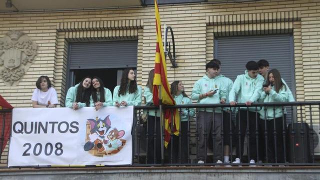 Pregón de los quintos desde el balcón del ayuntamiento.