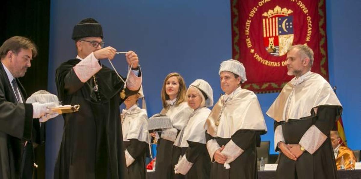El rector, Manuel Palomar, invistió a un total de 127 nuevos doctores en el solemne acto de clausura del curso 2017-2018 celebrado esta semana en el Paraninfo.