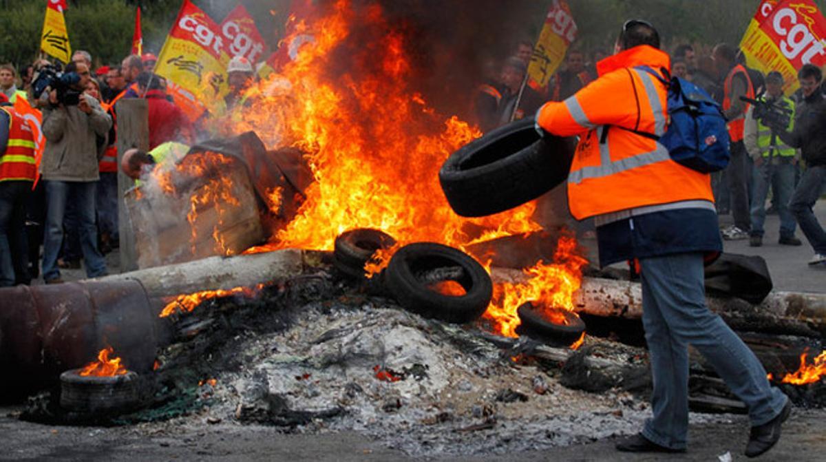 Treballadors francesos bloquegen l’entrada al dipòsit de l’empresa SFDM, situat prop de la refineria de petroli, a Nantes. Treballadors francesos bloquegen l’entrada al dipòsit de l’empresa SFDM, situat prop de la refineria de petroli, a Nantes.