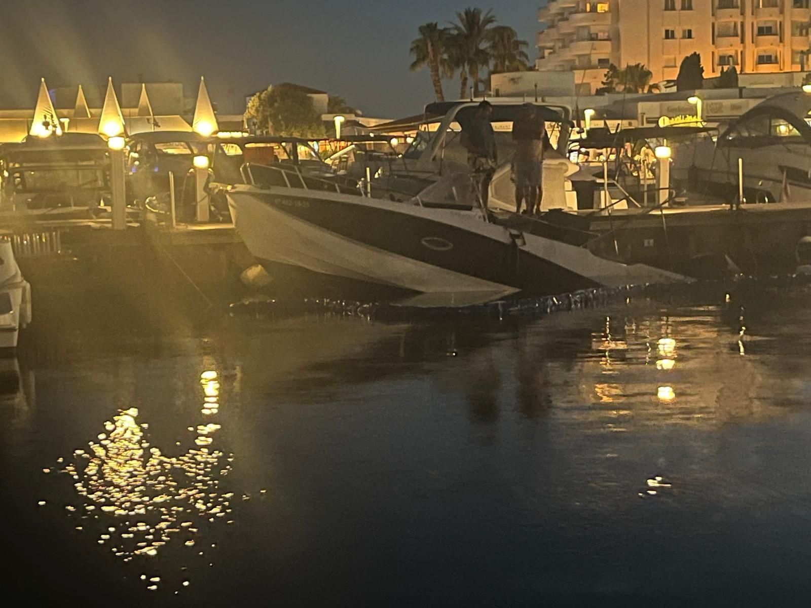 Arde una embarcación en el puerto de Santa Eulària