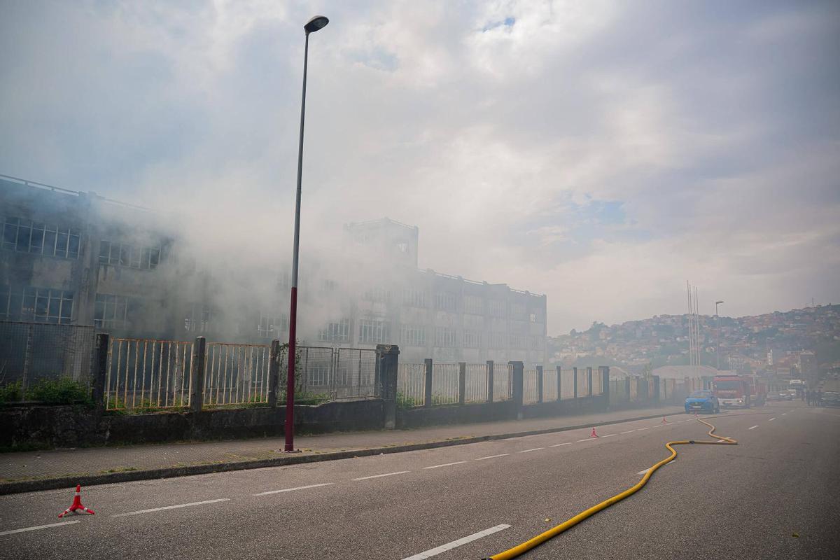 Se incendia la fábrica abandonada de Santa Clara en Vigo