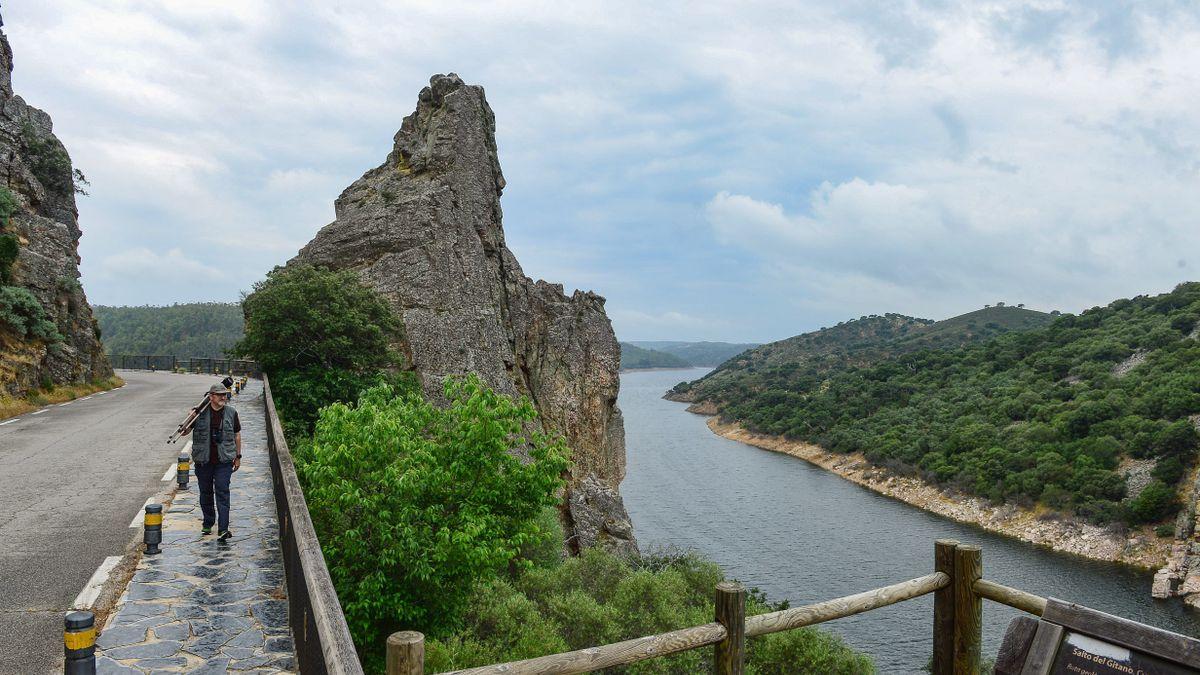 Un guía turístico paseando en el Parque Nacional de Monfragüe.