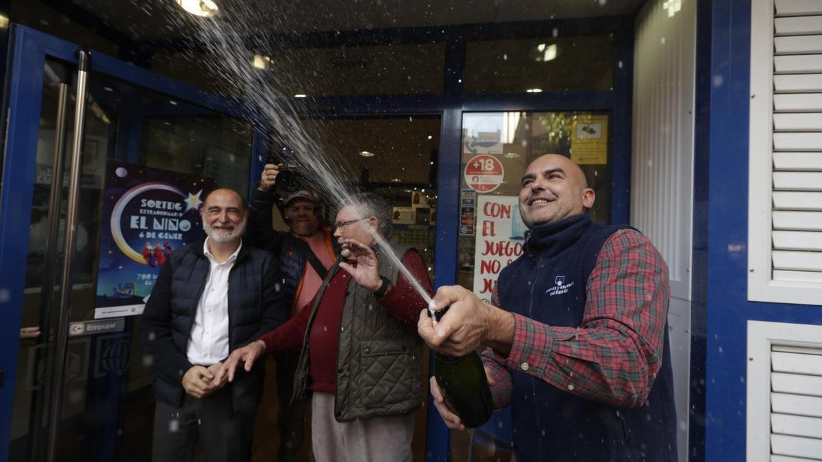 Celebración en una administración de lotería de Barberá del Vallés donde se vendió el Gordo en 2022.
