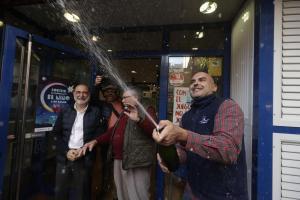 Celebración en una administración de lotería de Barberá del Vallés donde se vendió el Gordo en 2022.