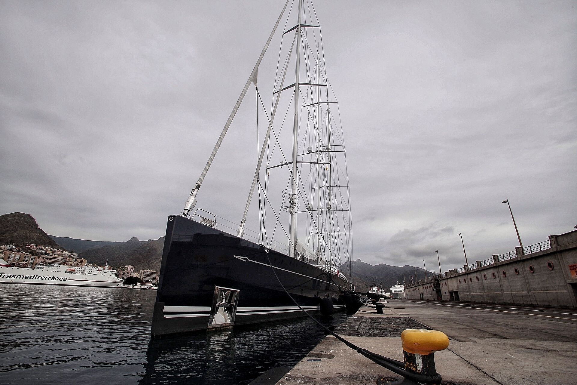 Llegada del barco Sea Eagle II al puerto de Santa Cruz de Tenerife.