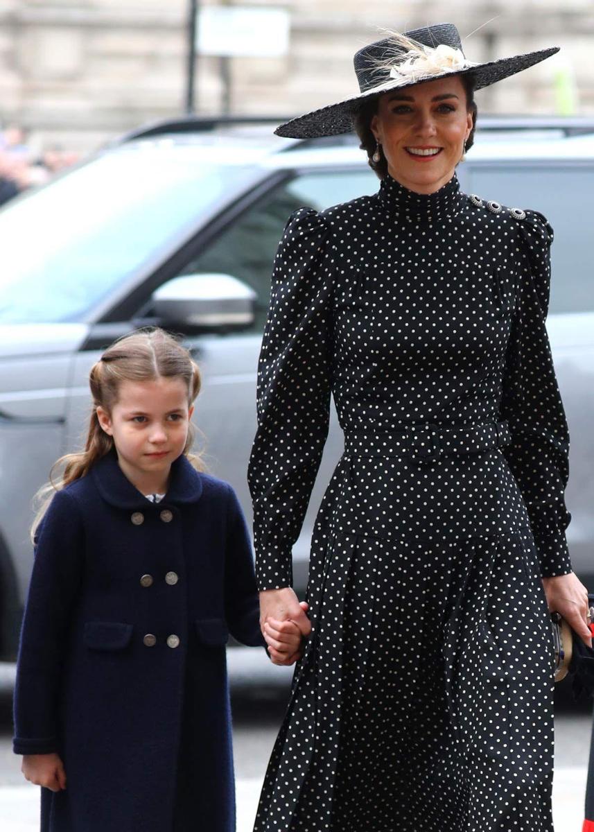 Kate Middleton y su hija, Carlota, en la misa por el duque de Edimburgo