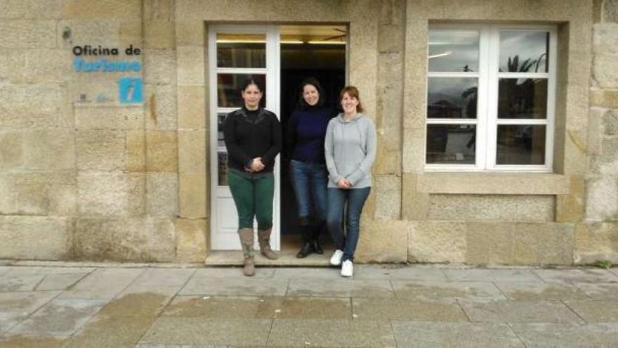 Las tres trabajadoras que se encargan de las dos oficinas de turismo de Cangas.