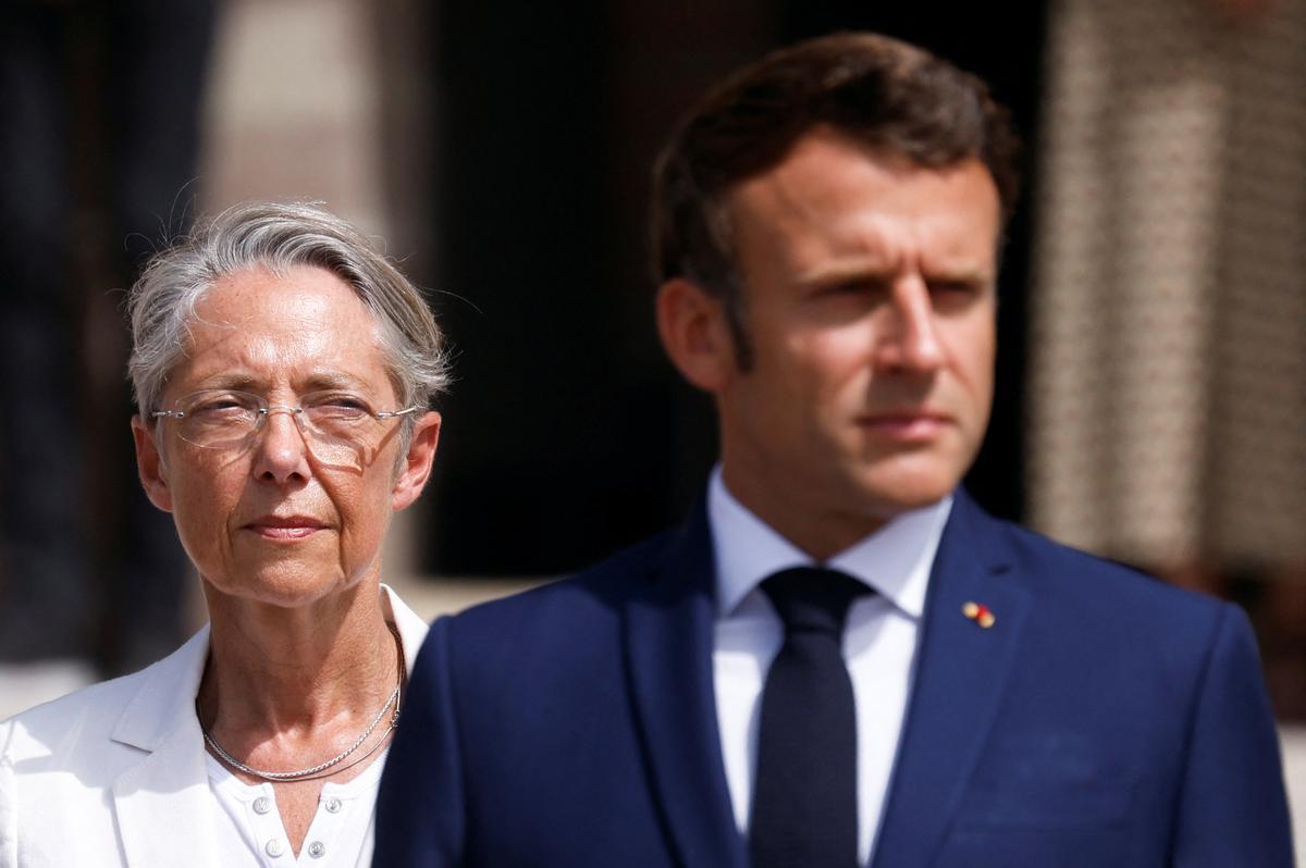 Elisabeth Borne, primera ministra francesa, y Emmanuel Macron, presidente de Francia.