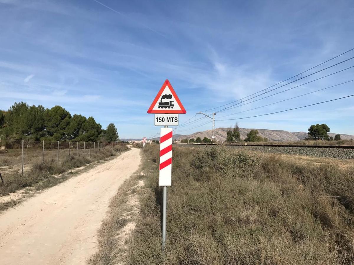 Suprimir los pasos a nivel del tren en el término rural de Villena es una reivindicación histórica de la ciudad.