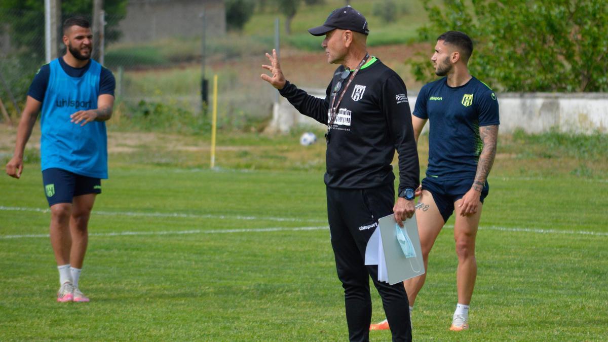 Miguel Rivera, entrenador del Mérida, da instrucciones durante un entrenamiento.