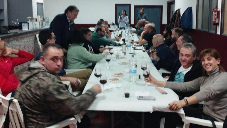 Los vecinos aprenden a catar vinos en un taller