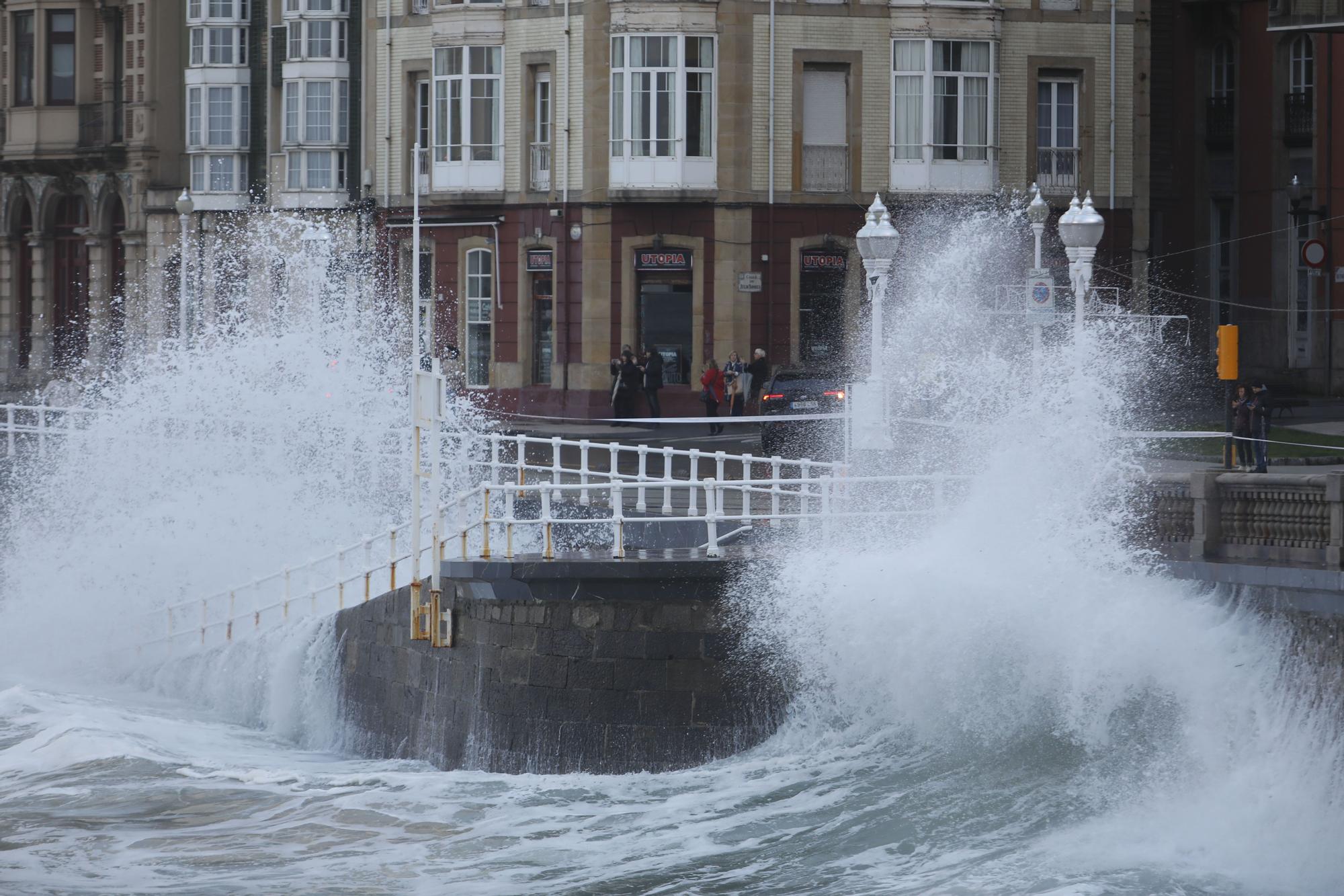 Termporal de oleaje en Asturias, así batían las olas en el muro de San Lorenzo en Gijón