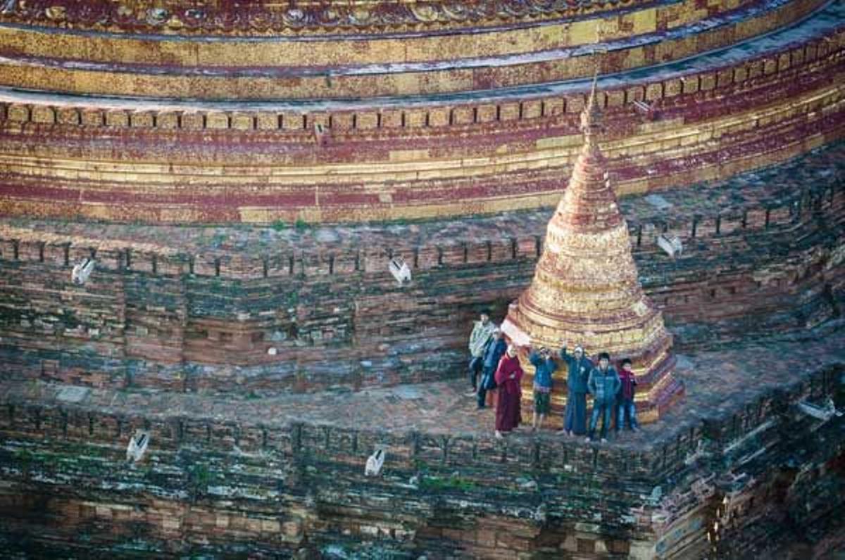 Gente sobre la cima de una de las stupas de Bagan.