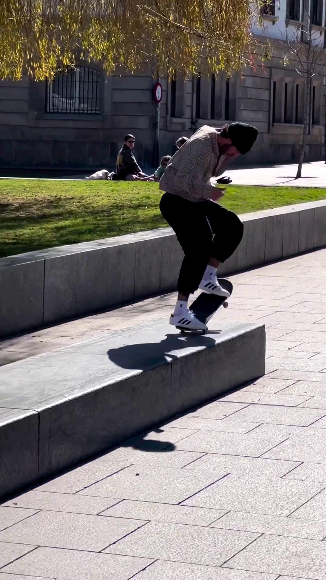 Los 'skaters' internacionales Miles Silvas, Mark Suciu y Mikel Vidal, en Vigo