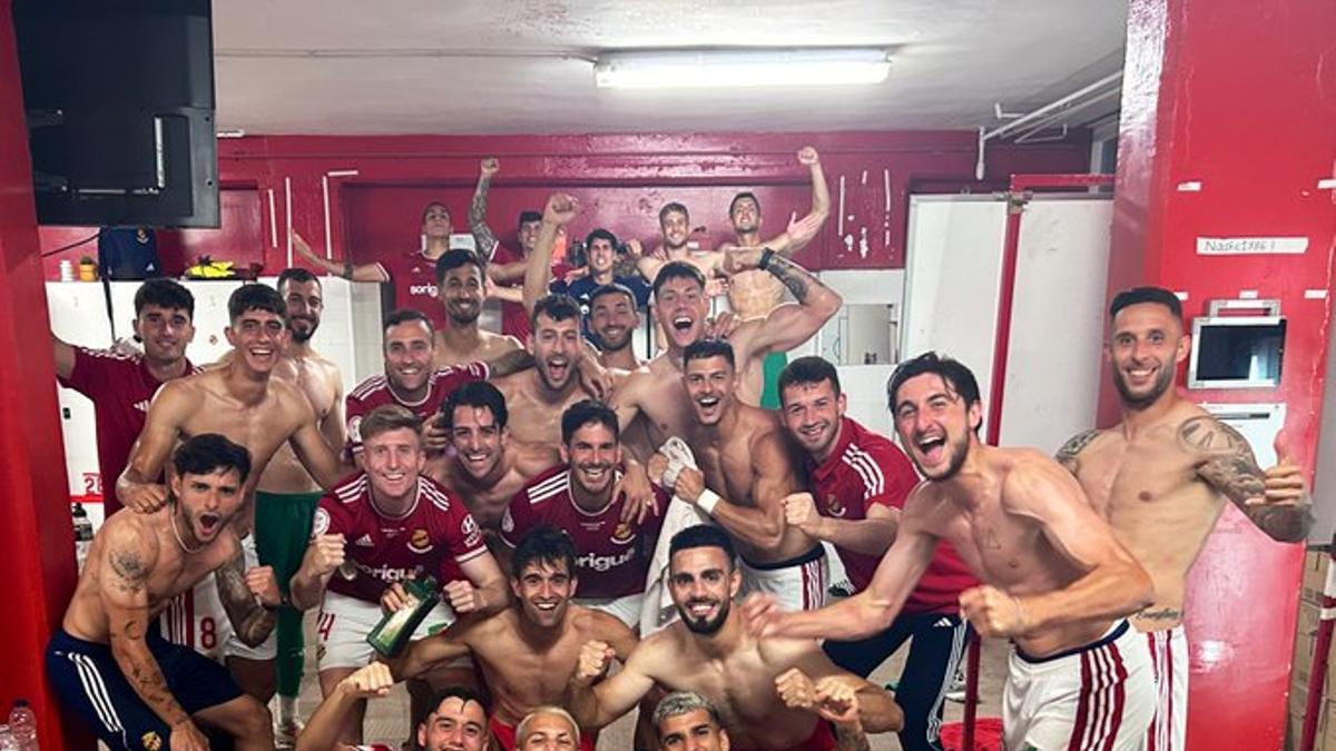 Los jugadores del Nàstic, tras el partido.