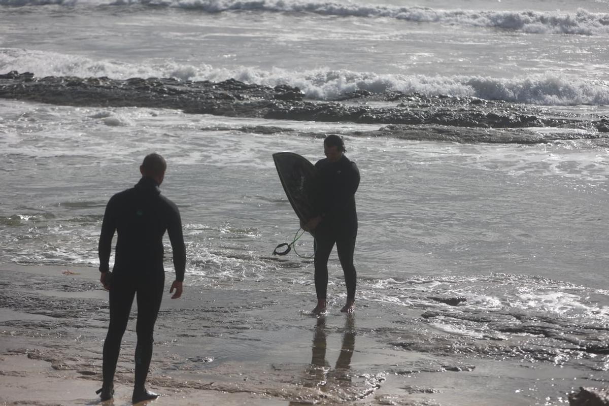 El temporal reúne a surfistas en busca de las mejores olas en la Caleta