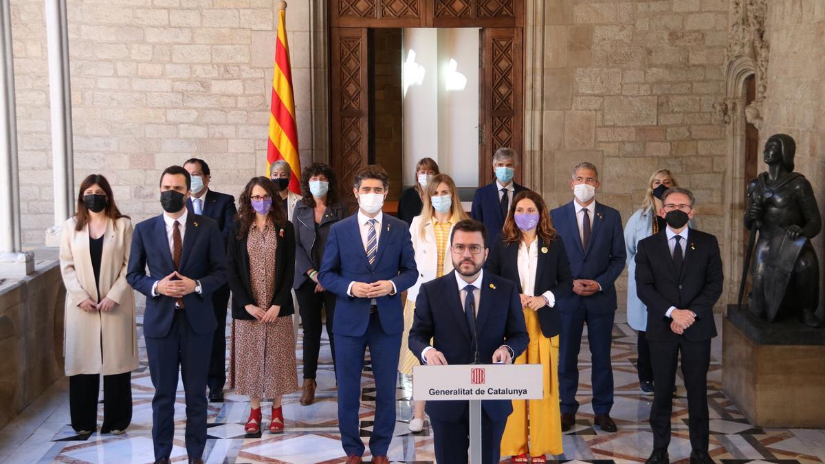 Pla general del president del Govern, Pere Aragonès, i els seus consellers en segon pla, a la Galeria Gòtica del Palau de la Generalitat per pronunciar-se sobre els indults