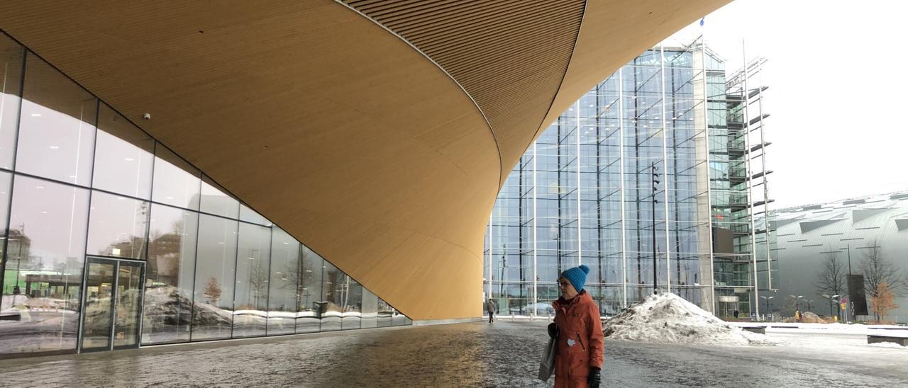 Oodi, la biblioteca de los felices. Es el Oodi, la biblioteca central, obra del estudio ALA Architects y abierta en 2018. Helsinki Finlandia